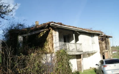 Arriondas, Casa para restaurar integralmente de unos 300 m2, en finca