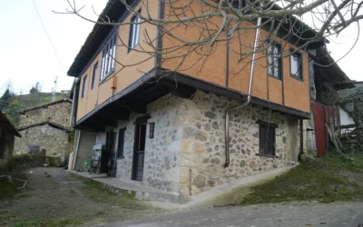 Infiesto a 9 kms. la casa es de piedra, el tejado arreglado en parte, la casa tiene su encanto, agua y luz, huerto con cuadra de piedra